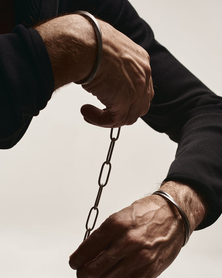 Silver bangle MOVEMENT