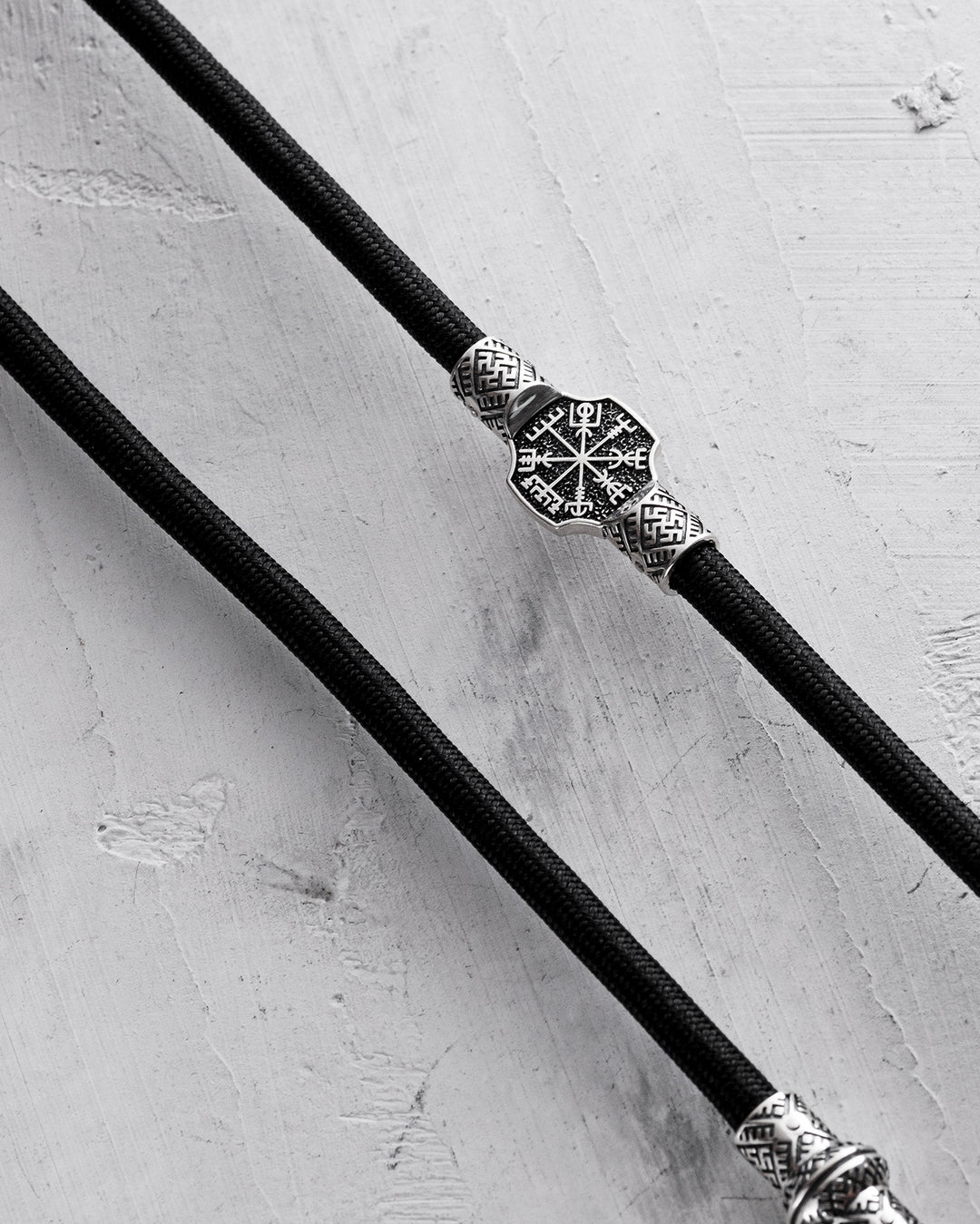 Cordone in seta VEGVISIR. SVARGA con inserti argento