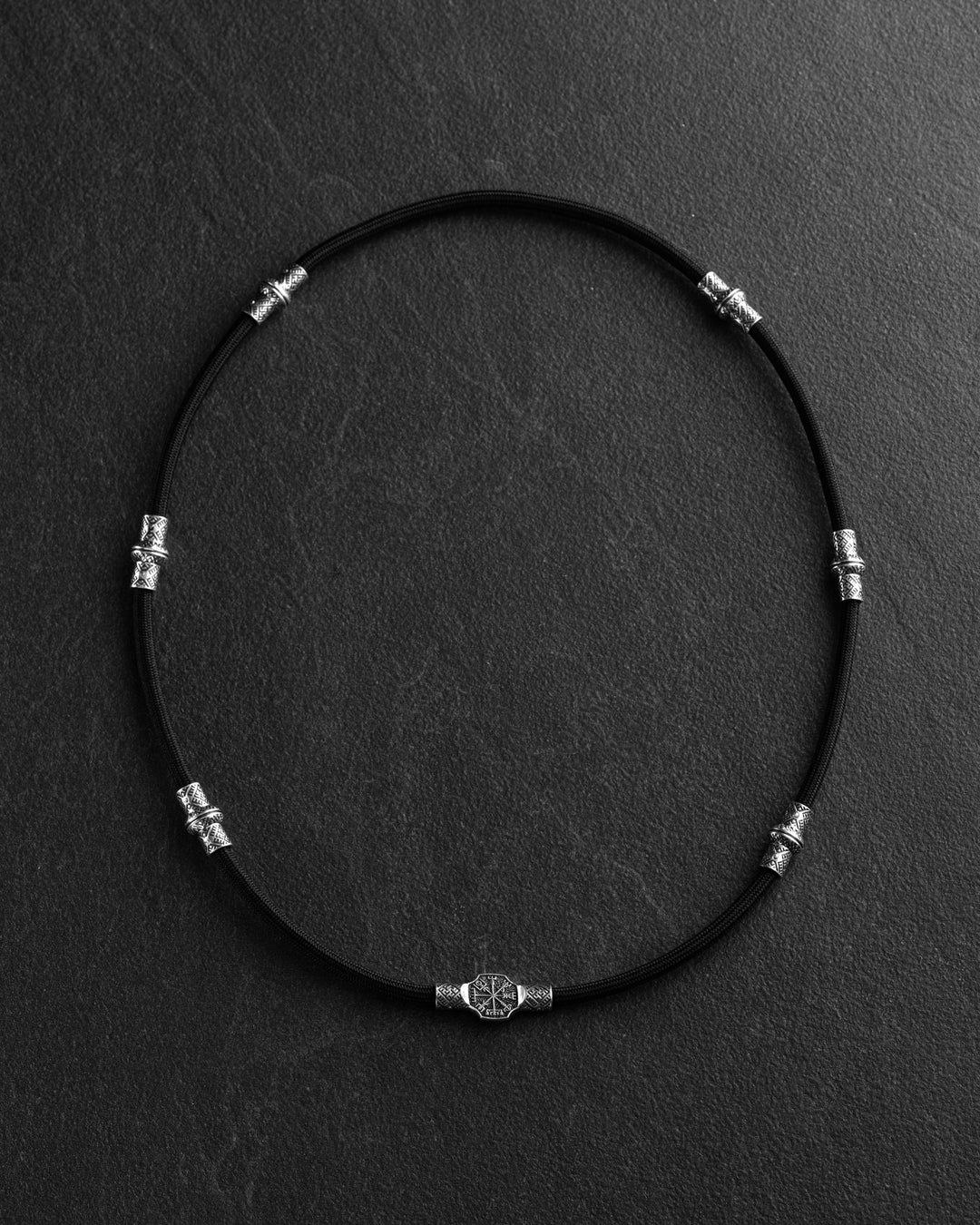 Cordone in seta VEGVISIR. SVARGA con inserti argento