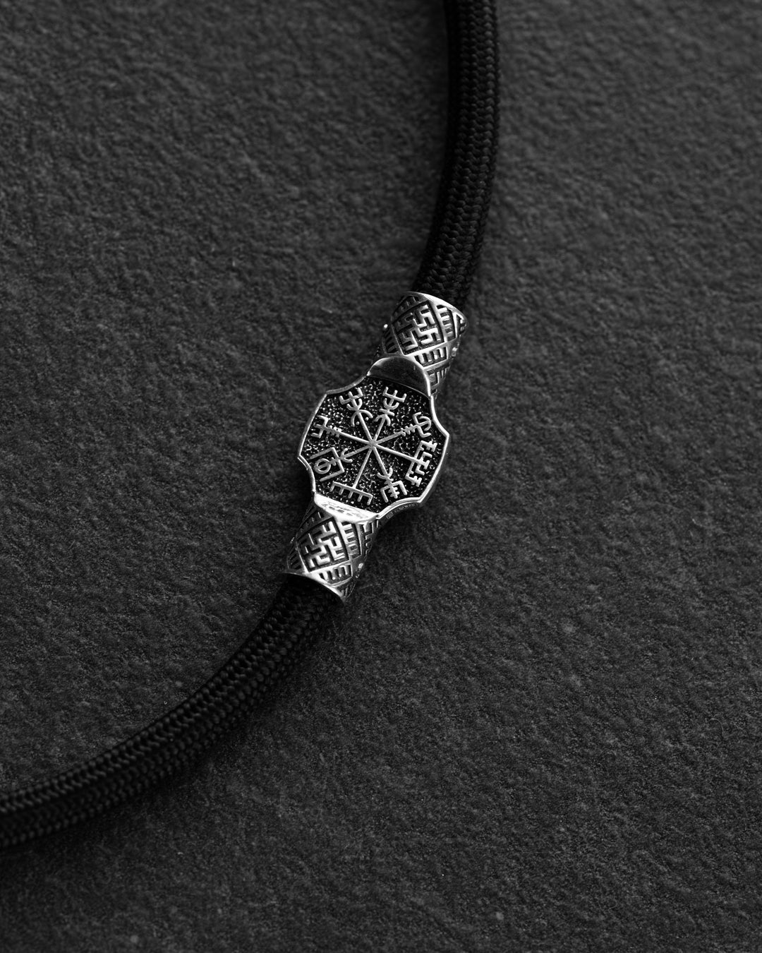 Cordone in seta VEGVISIR. SVARGA con inserti argento
