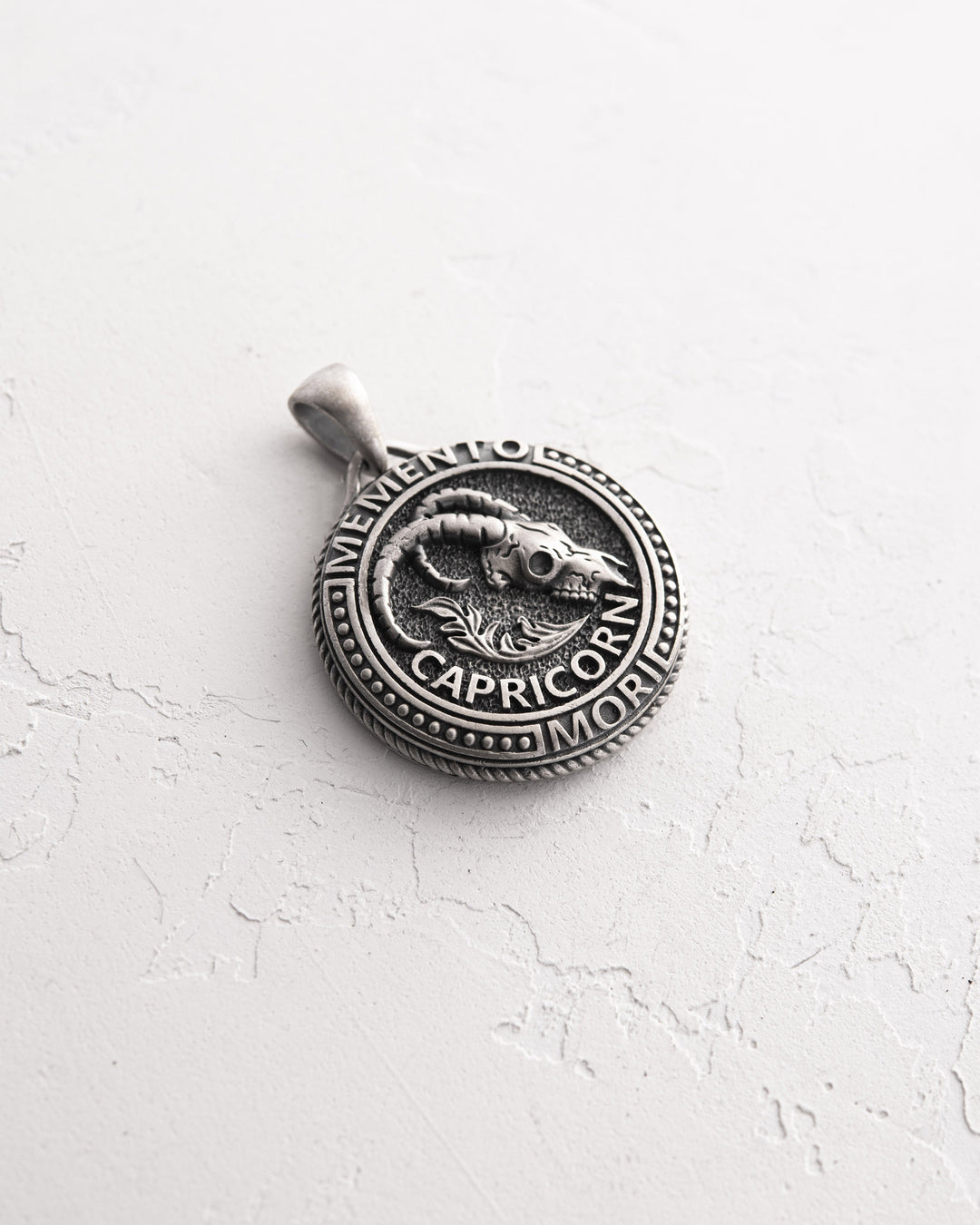 Ciondolo in argento Segno zodiacale - CAPRICORNO. MEMENTO MORI (Stambecco)