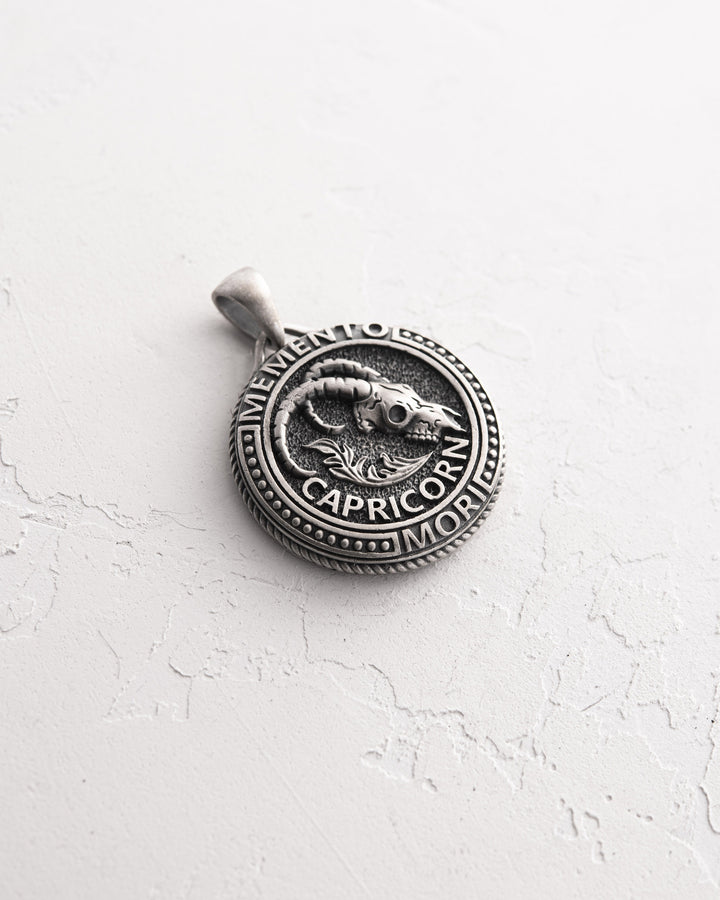 Ciondolo in argento Segno zodiacale - CAPRICORNO. MEMENTO MORI (Stambecco)