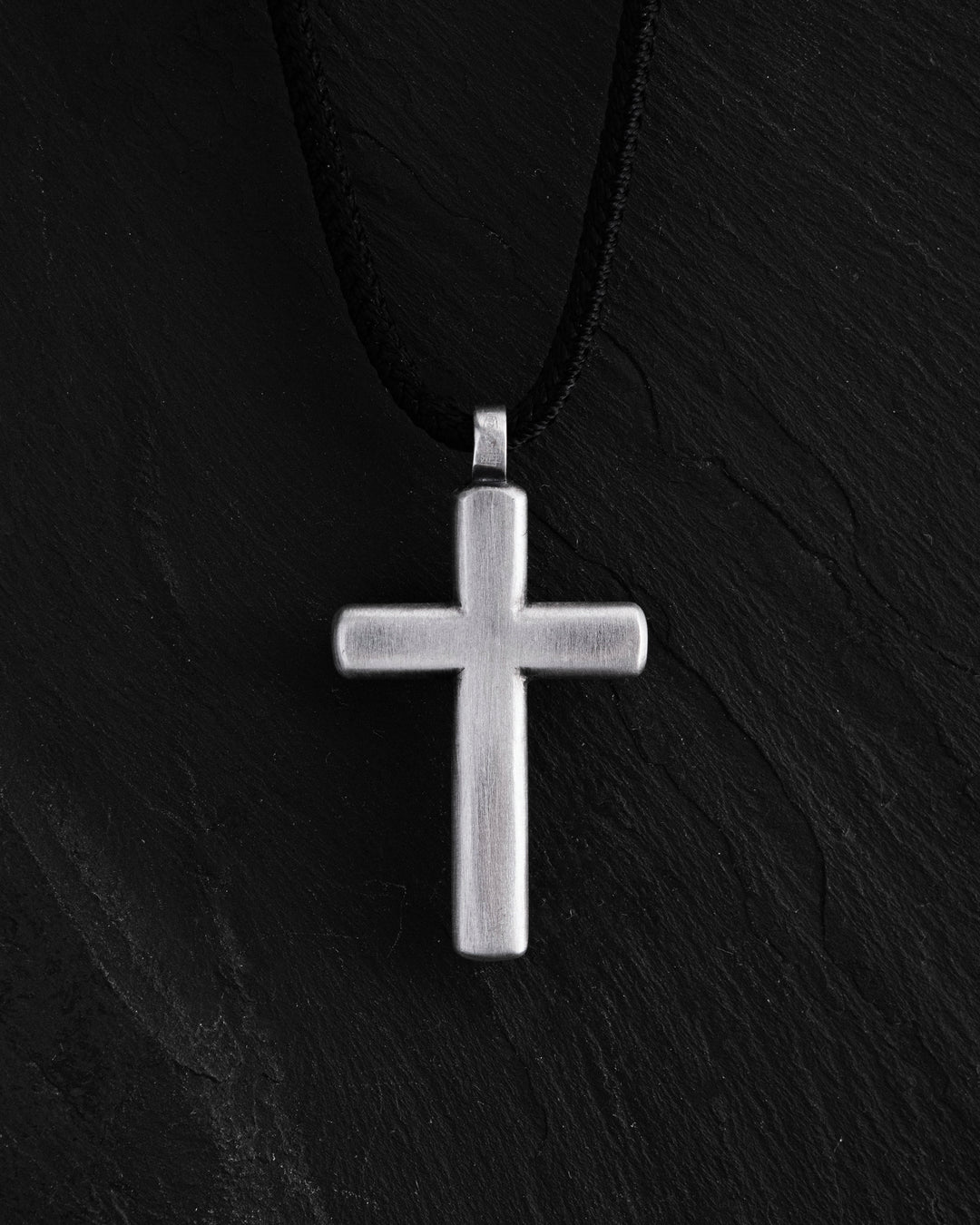 Cruz de plata LUMEN FIDEI. PIEDRAS NEGRAS