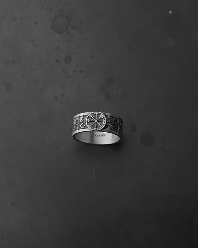 VEGVISIR WITH RUNES silver ring