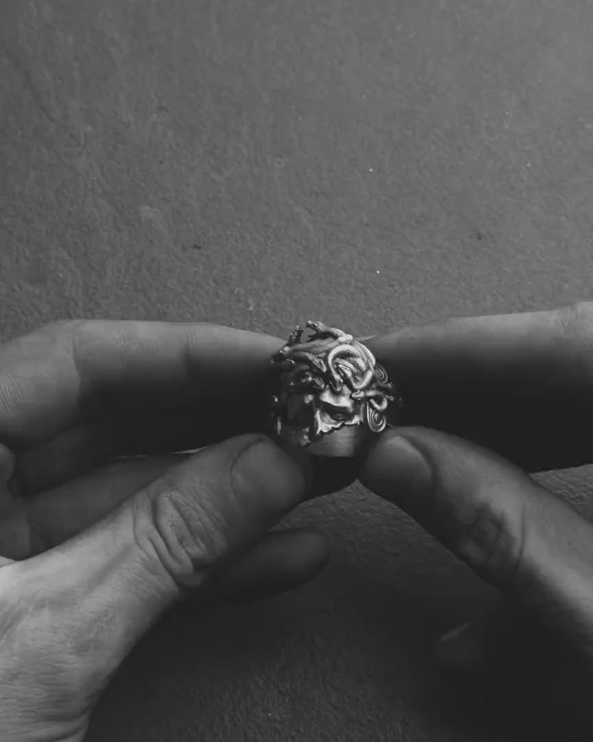 WOUNDED MEDUSA silver ring