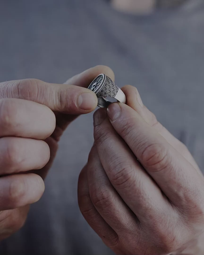 VEGVISIR WITH SKULL silver ring