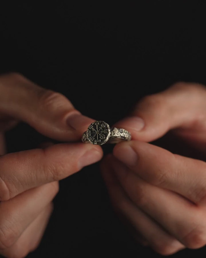 VEGVISIR ON STONE silver ring