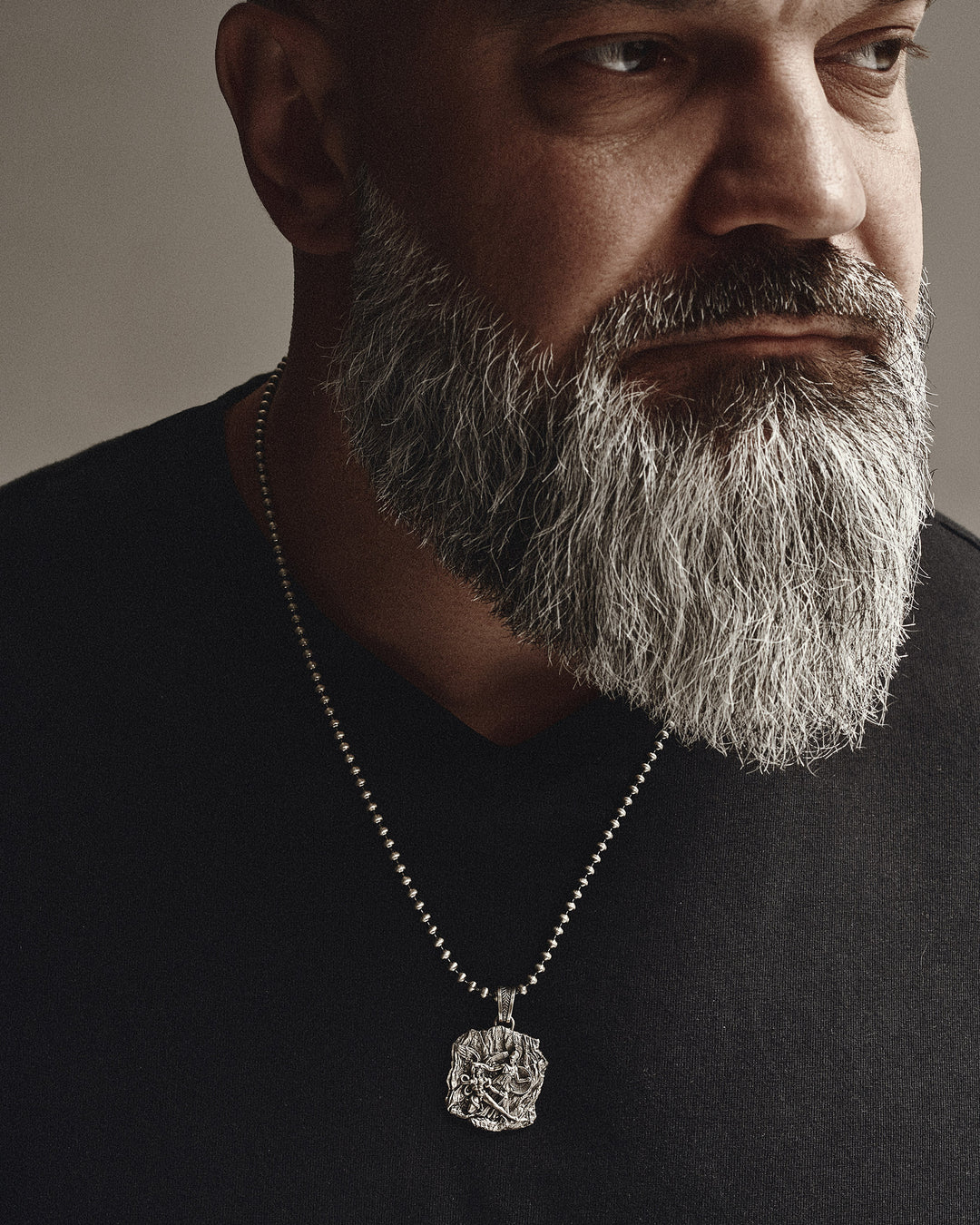 Pendentif en argent ATHÉNA ATTAQUE LE GÉANT ENCÉLADE