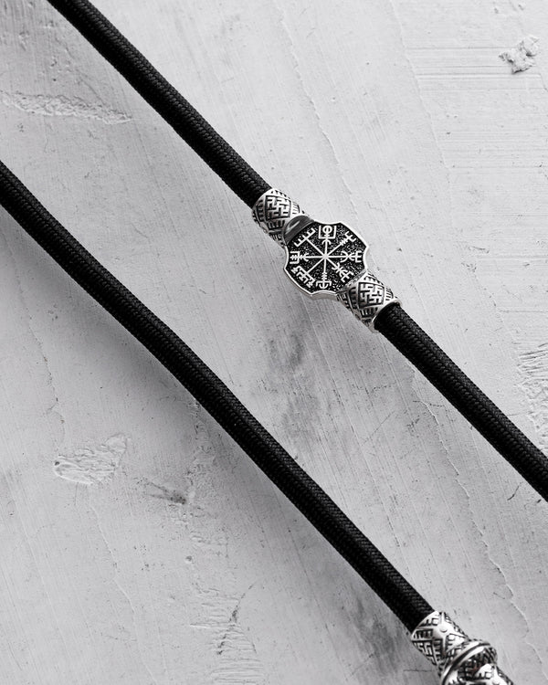 Cordon de soie VEGVISIR. SVARGA avec inserts argentés