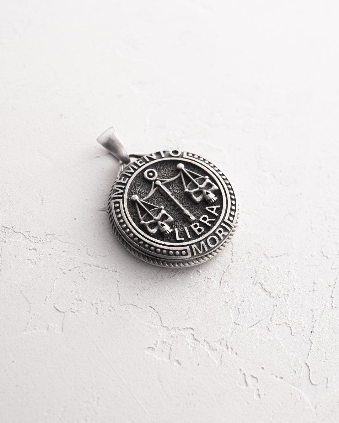 Pendentif en argent signe du zodiaque – BALANCE. MEMENTO MORI (poids)