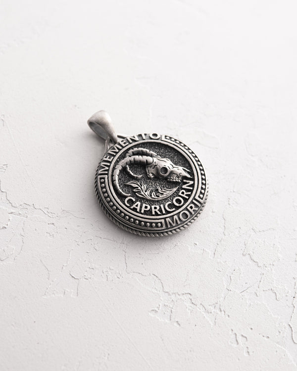 Pendentif en argent signe du zodiaque – Capricorne. MEMENTO MORI (Bouquetin)