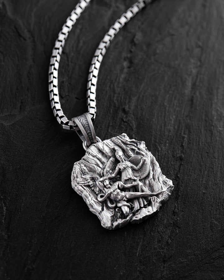 Pendentif en argent ATHÉNA ATTAQUE LE GÉANT ENCÉLADE