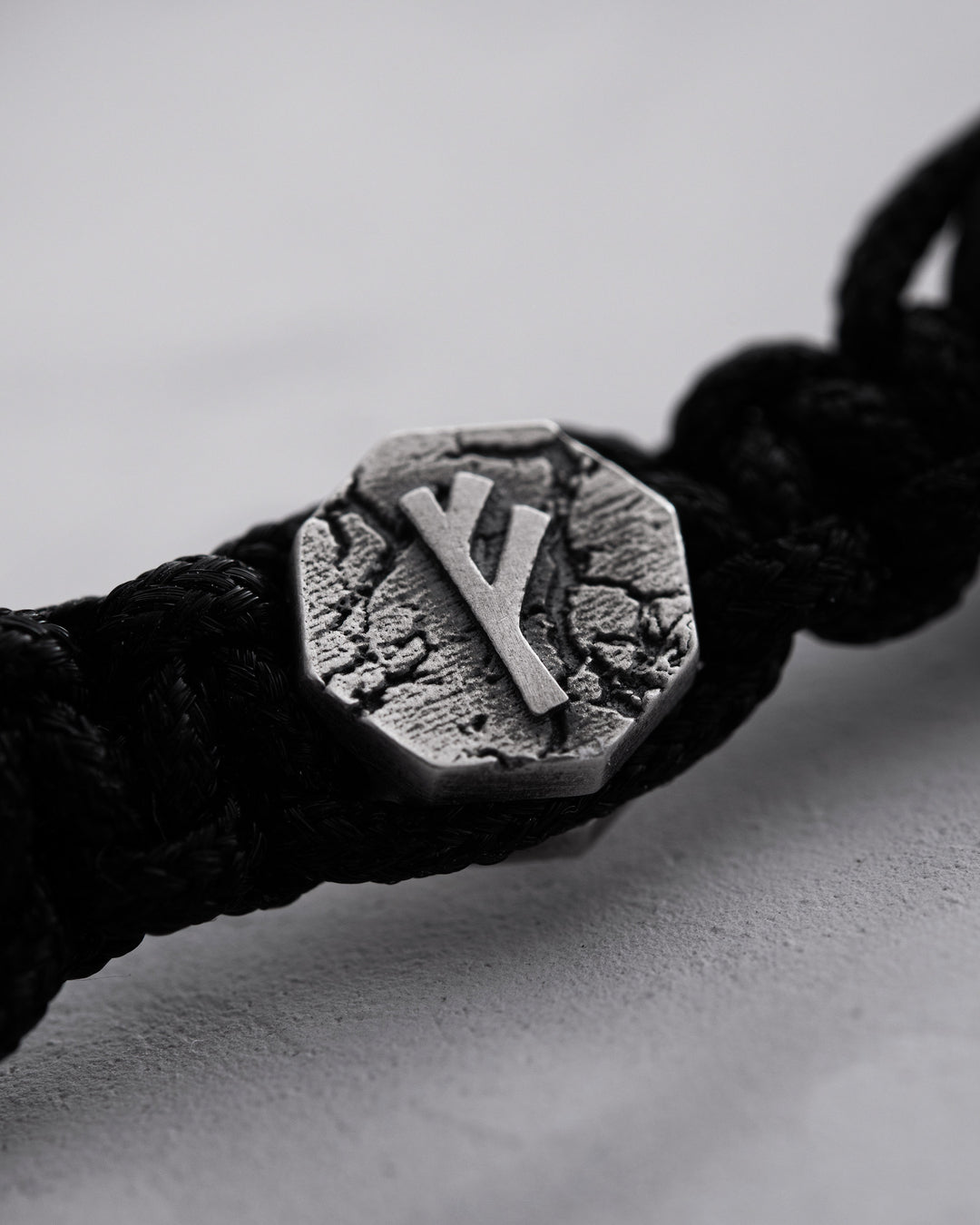 Bracelet homme RUNES (lave)