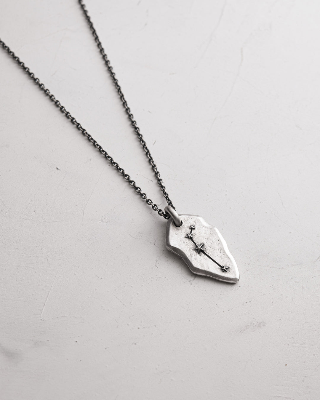 Pendentif en argent CONSTELLATION BÉLIER sur une chaîne