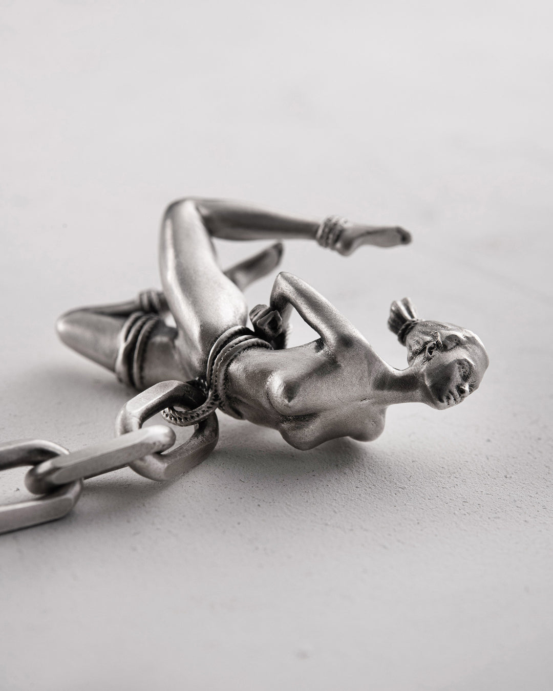 Silver keychain SHIBARI – INVERTED SUSPENSION