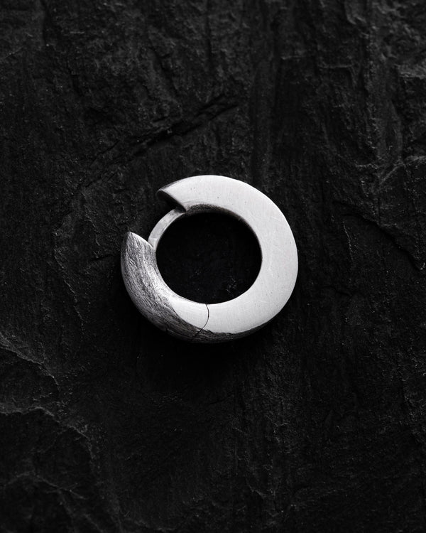 Orecchino in argento - anello RELEASE