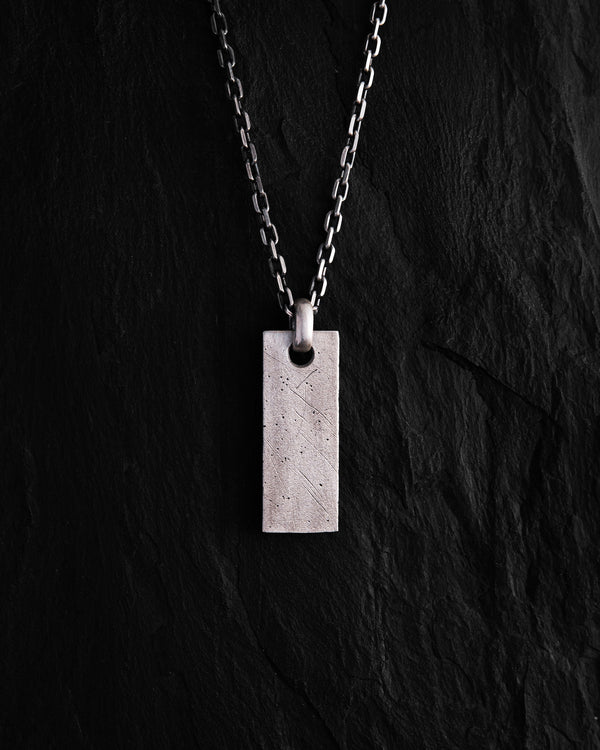 Ciondolo in argento su catena MONOLITO