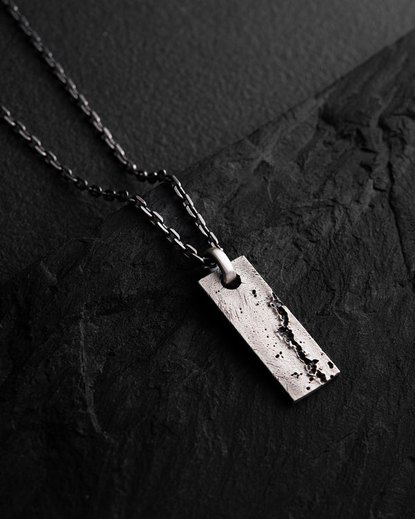 Ciondolo in argento su catena MONOLITO