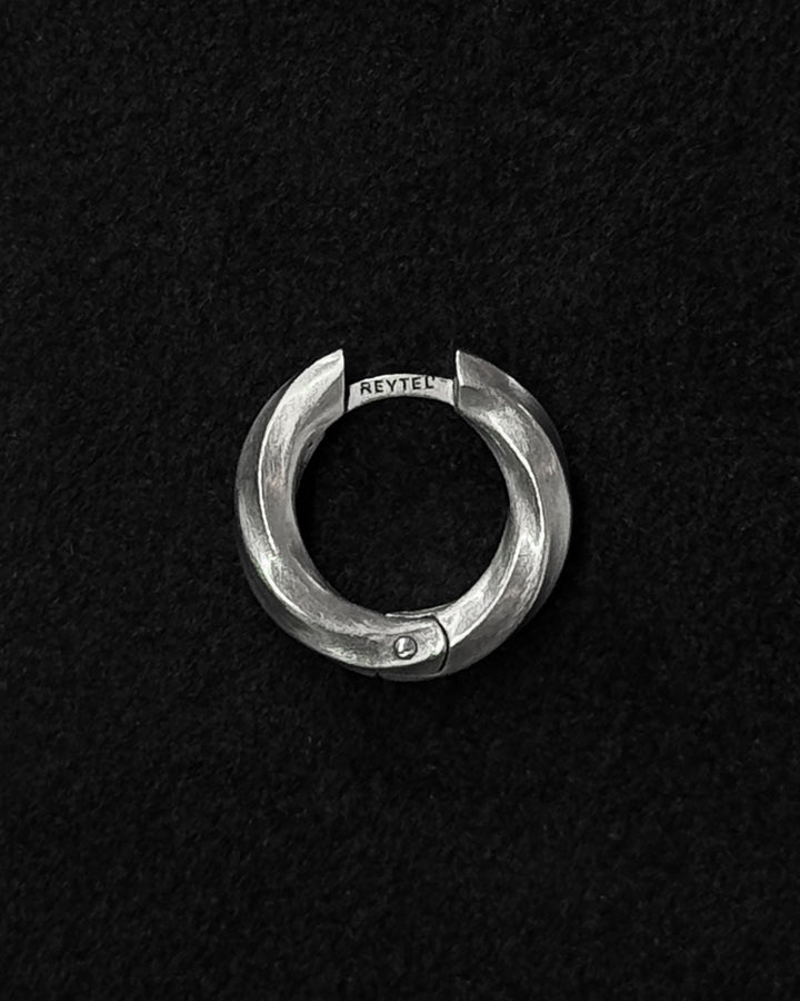 Boucle d'oreille simple en argent VIR