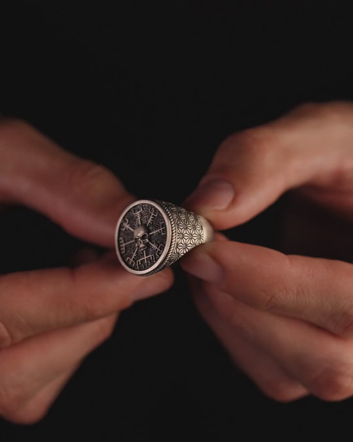VEGVISIR WITH SKULL silver ring