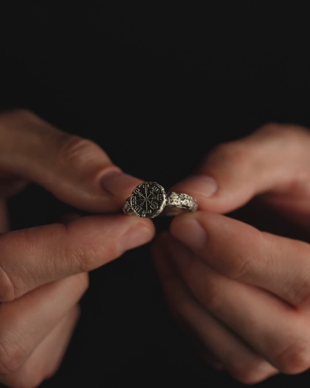 VEGVISIR ON STONE silver ring