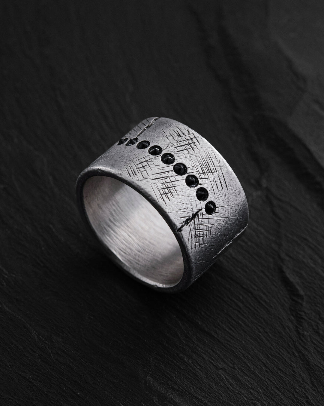Bague en argent ERVARING. PIERRES NOIRES