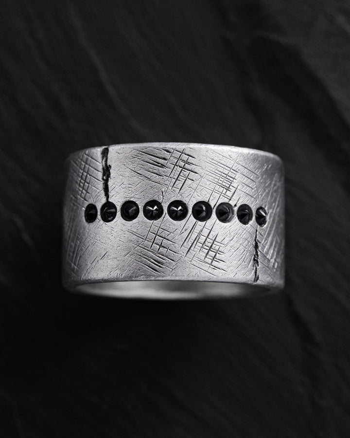 Bague en argent ERVARING. PIERRES NOIRES