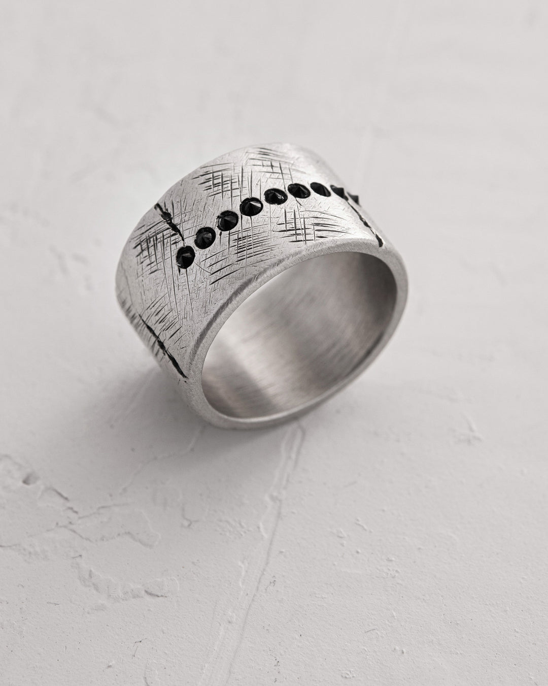 Bague en argent ERVARING. PIERRES NOIRES