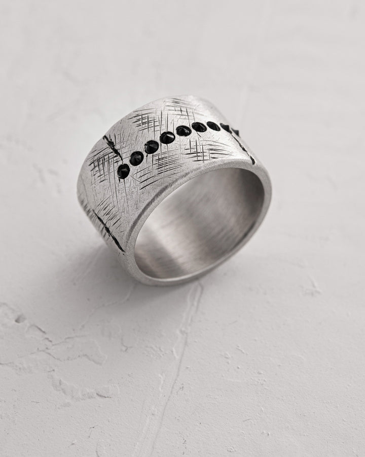 Bague en argent ERVARING. PIERRES NOIRES
