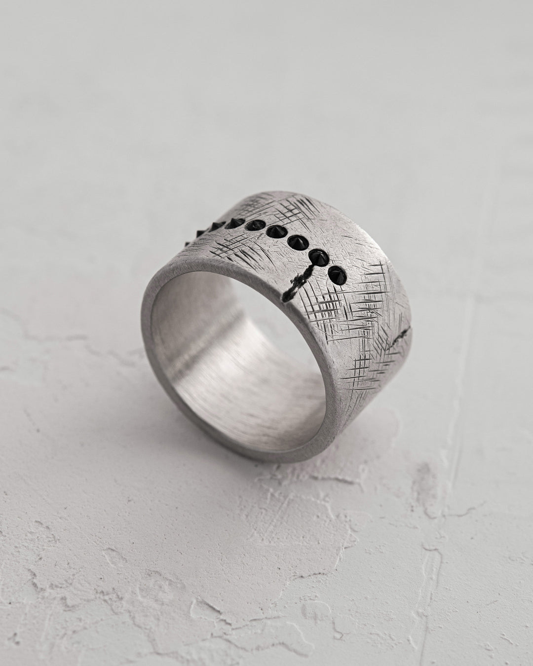Bague en argent ERVARING. PIERRES NOIRES