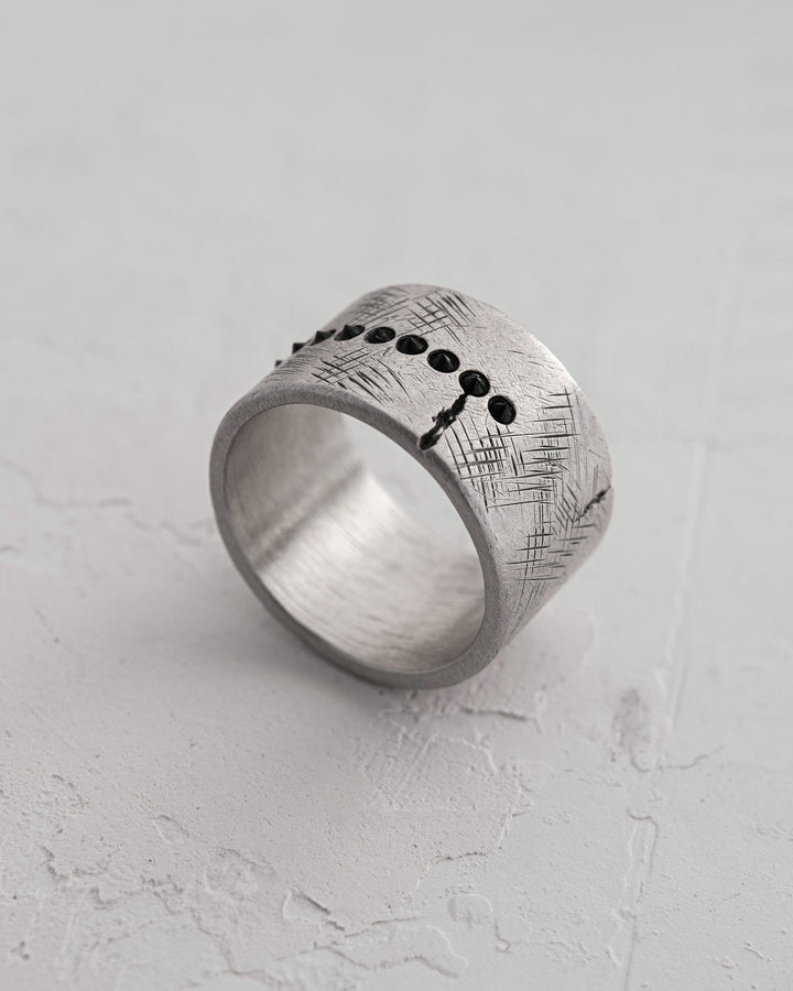 Bague en argent ERVARING. PIERRES NOIRES