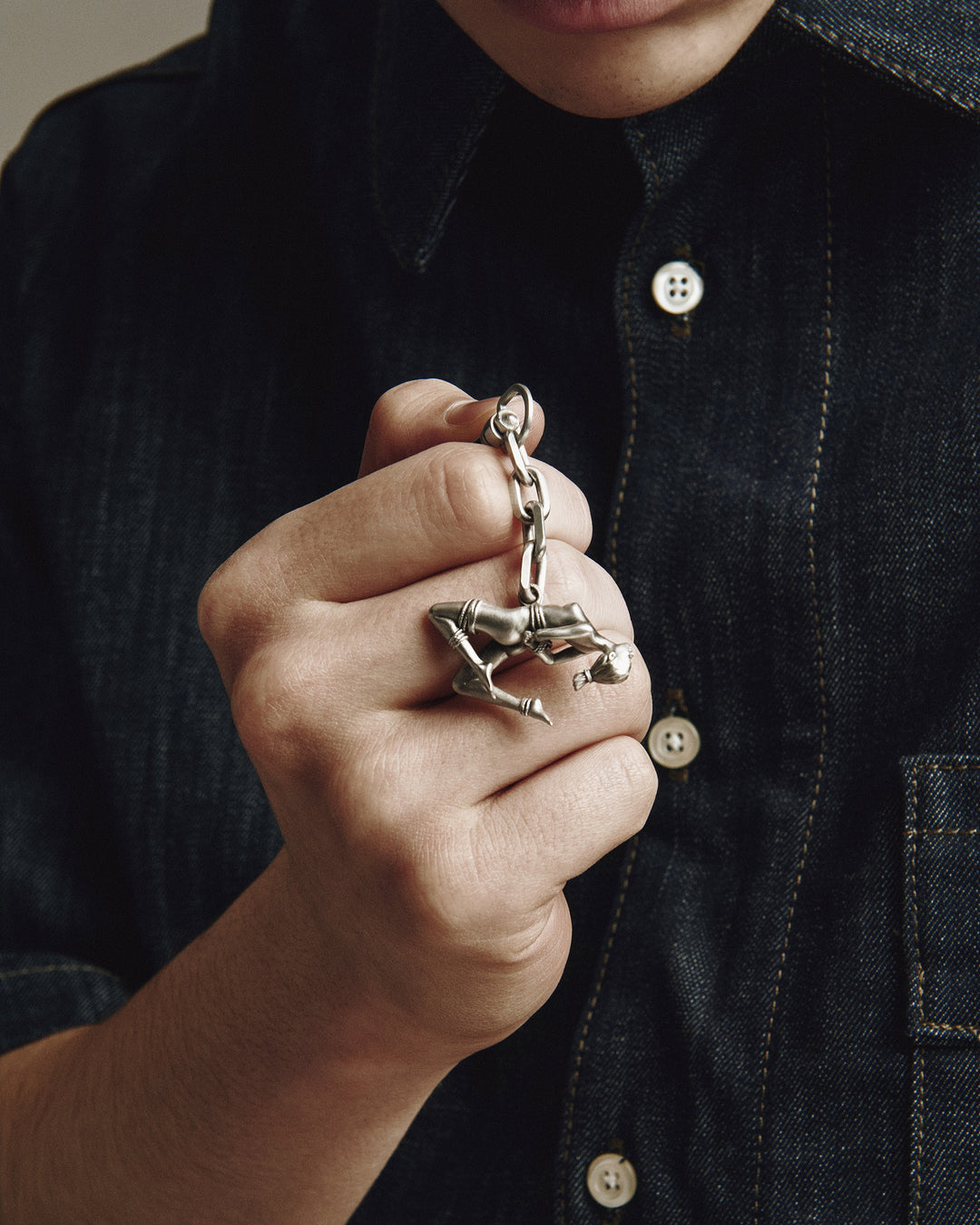 Silver keychain SHIBARI – INVERTED SUSPENSION