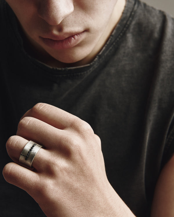 Silberring ERVARING. SCHWARZE STEINE